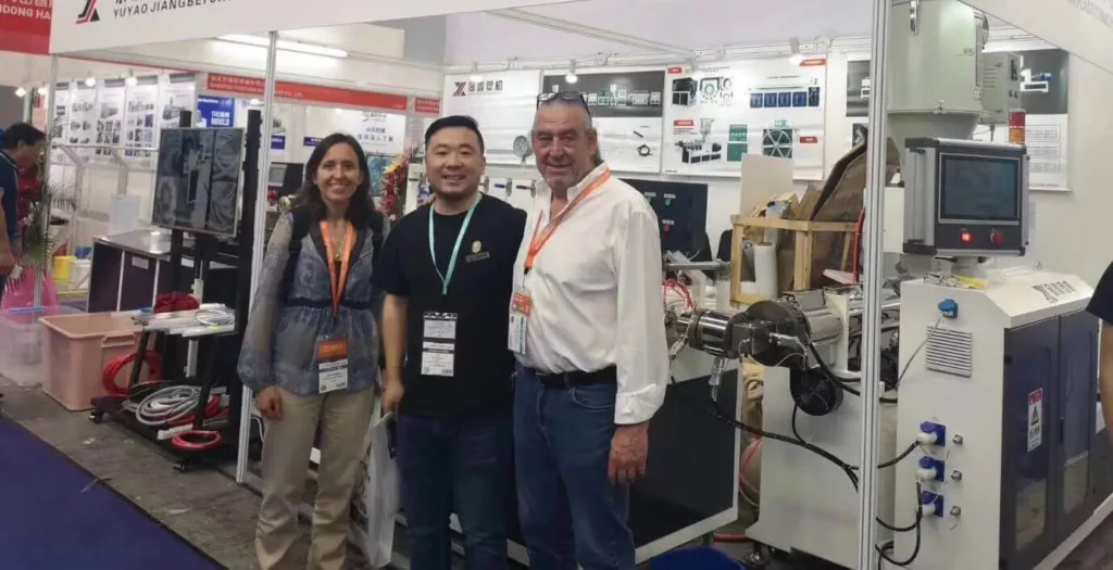 Fabricante de extrusoras da China com o nosso cliente na CHINAPLAS 2019