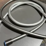 échantillons de tuyaux de douche lisses de différentes couleurs