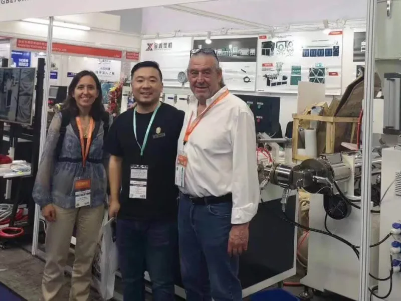 Fabricante de extrusoras da China com o nosso cliente na CHINAPLAS 2019