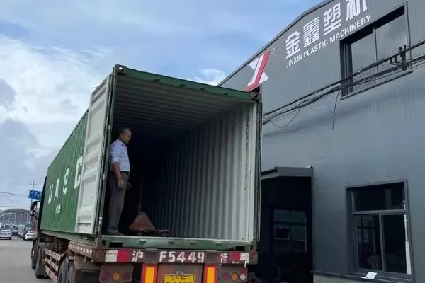 fabricante de extrusoras na china - porta da fábrica de máquinas de extrusão JINXIN